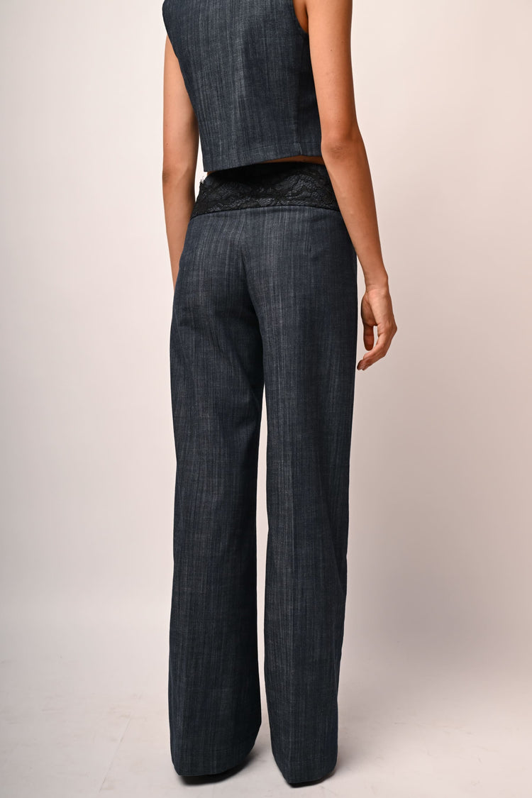 Pantaloni effetto denim con decorazioni in pizzo