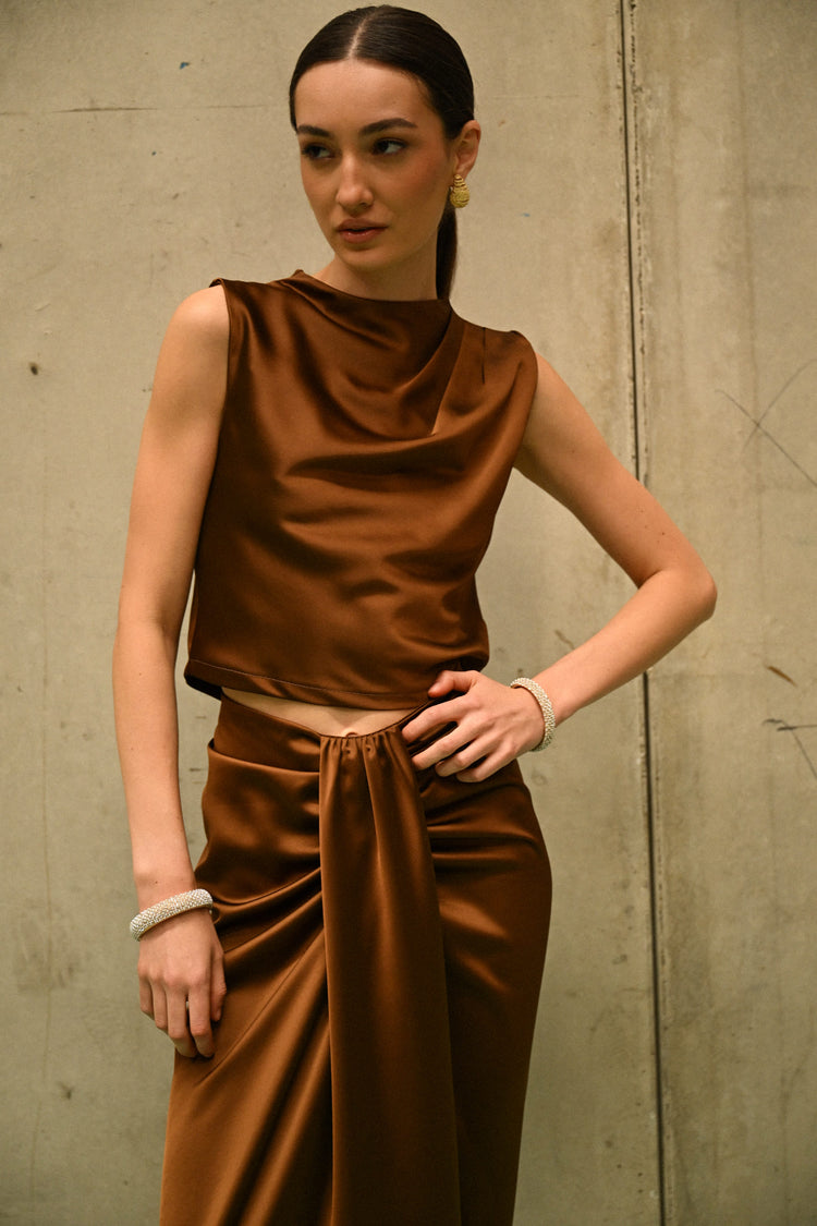 Top in raso con cut-out sul retro