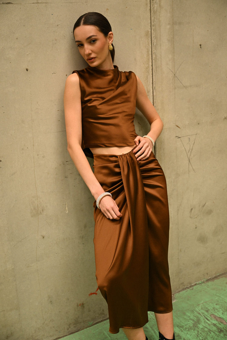 Top in raso con cut-out sul retro