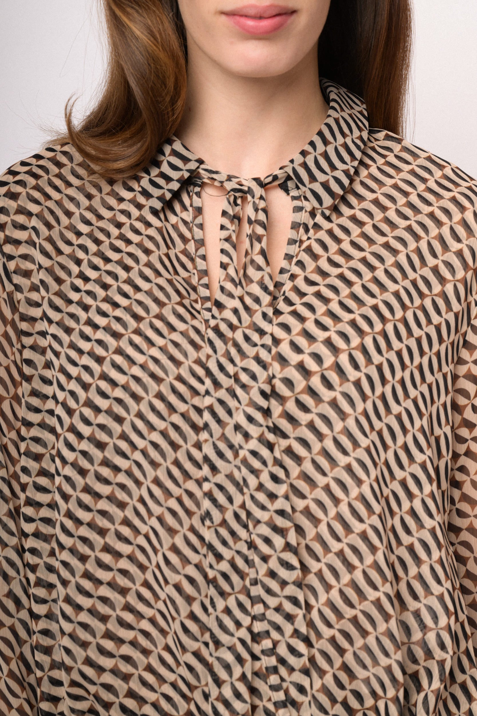 Casacca asimmetrica con motivo geometrico beige e nero