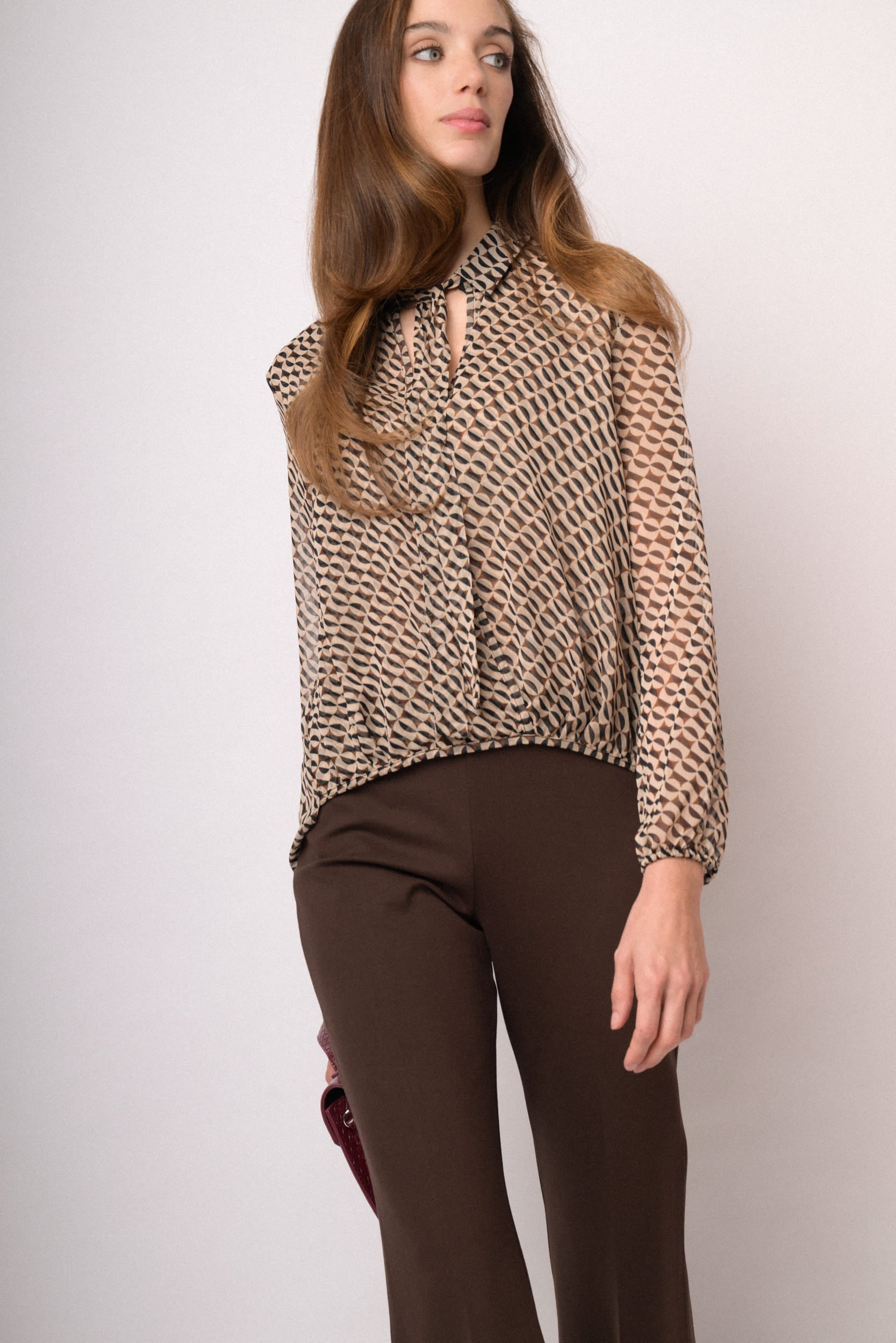 Casacca asimmetrica con motivo geometrico beige e nero