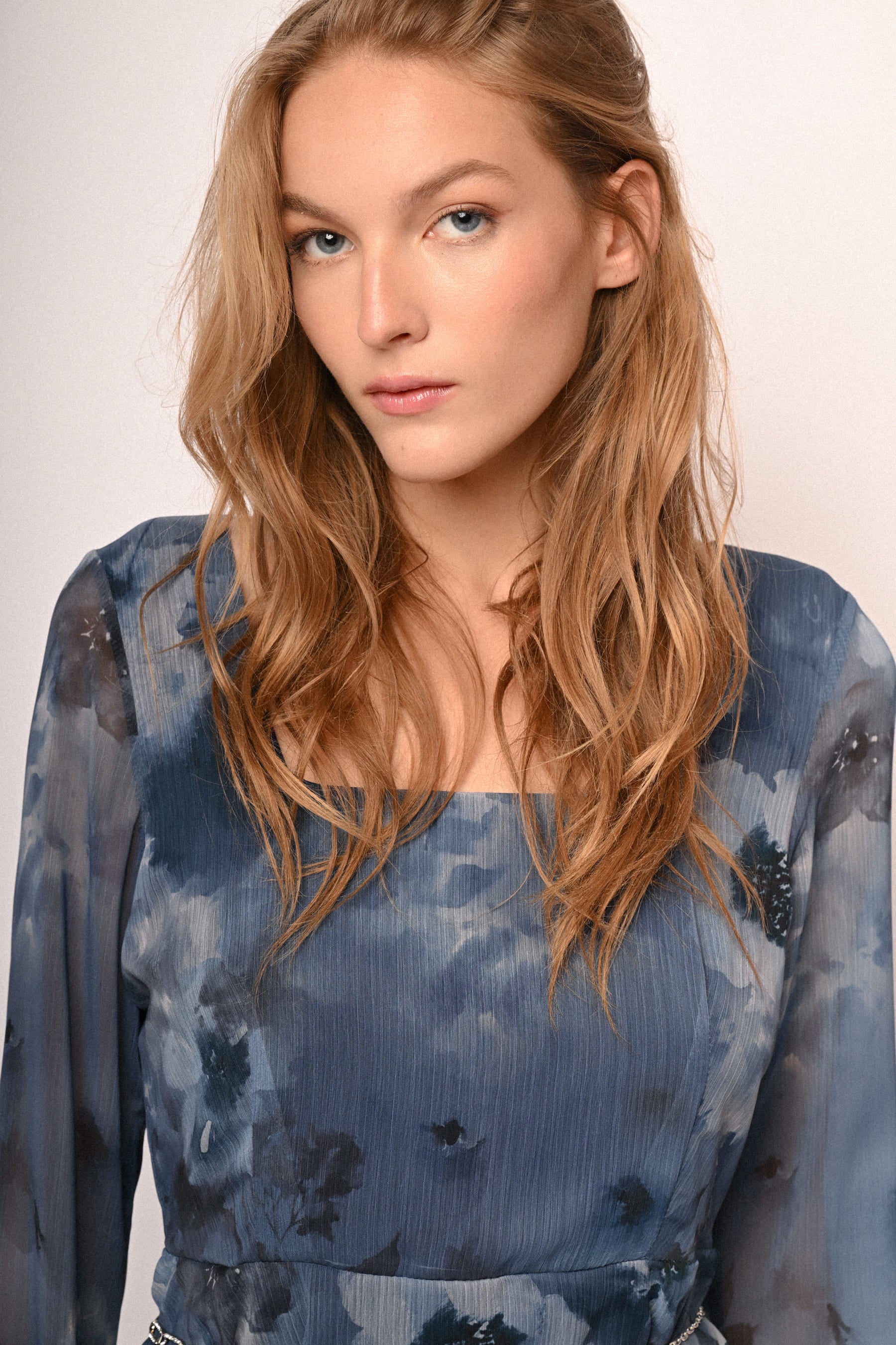 Mini abito a balze con stampa e cintura