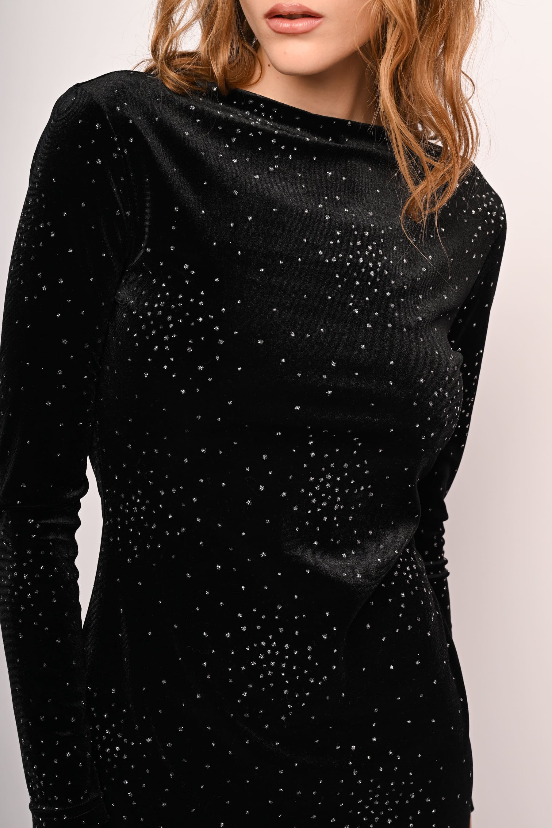 Abito in velluto con strass e cut-out