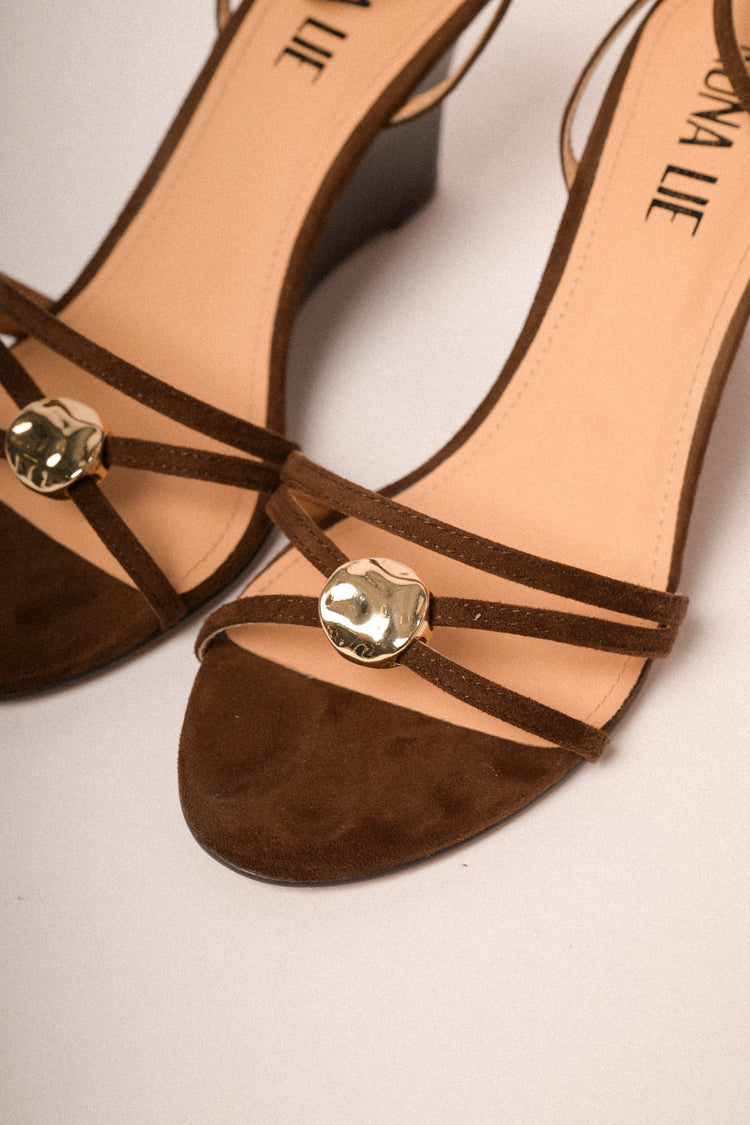 Sandali con zeppa in faux suede testa di moro