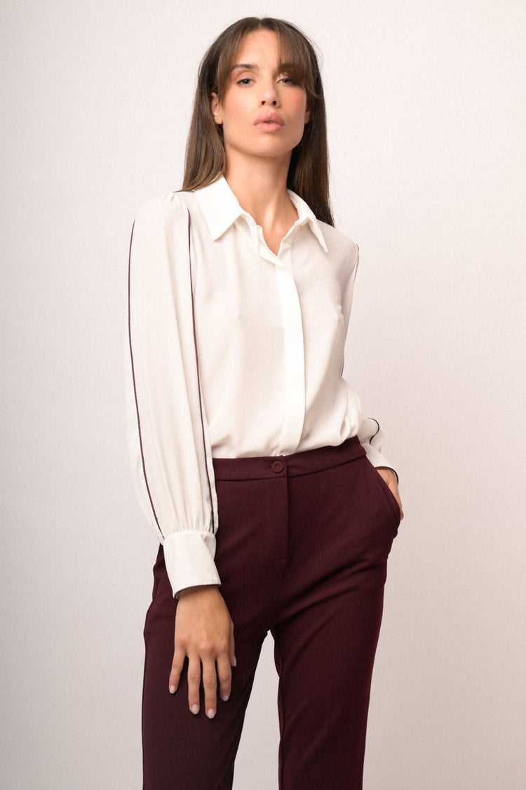 Camicia con profili bordeaux