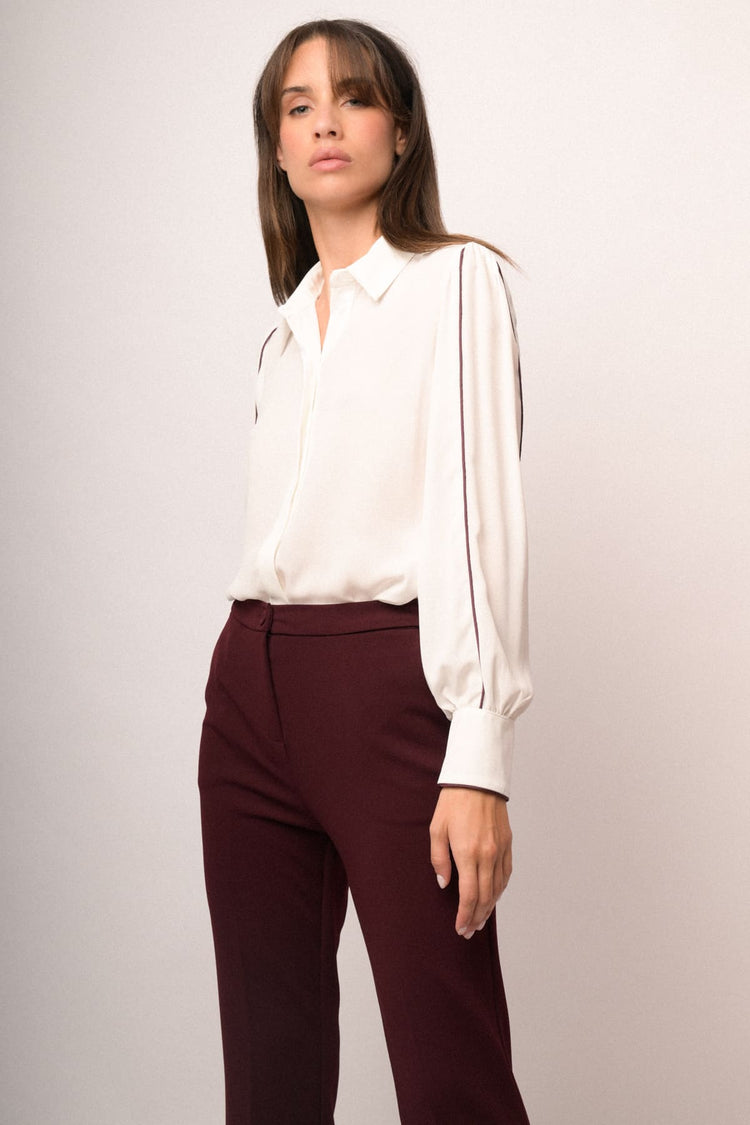 Camicia con profili bordeaux