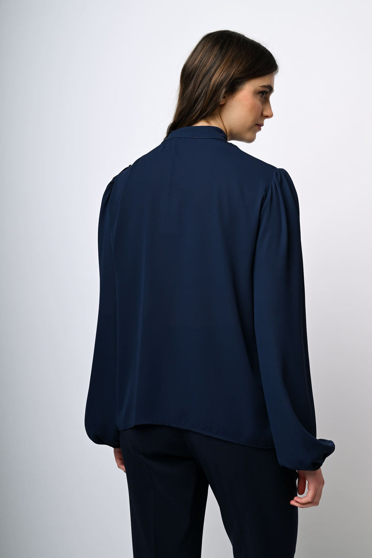 Blusa con bottoni sulla spalla