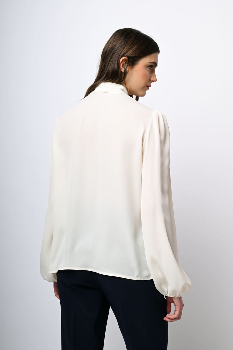 Blusa con bottoni sulla spalla