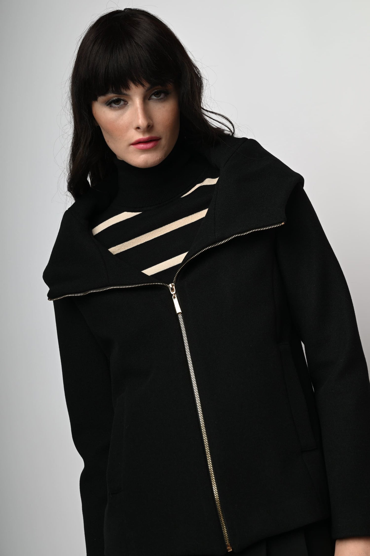 Cappotto corto con zip e cappuccio