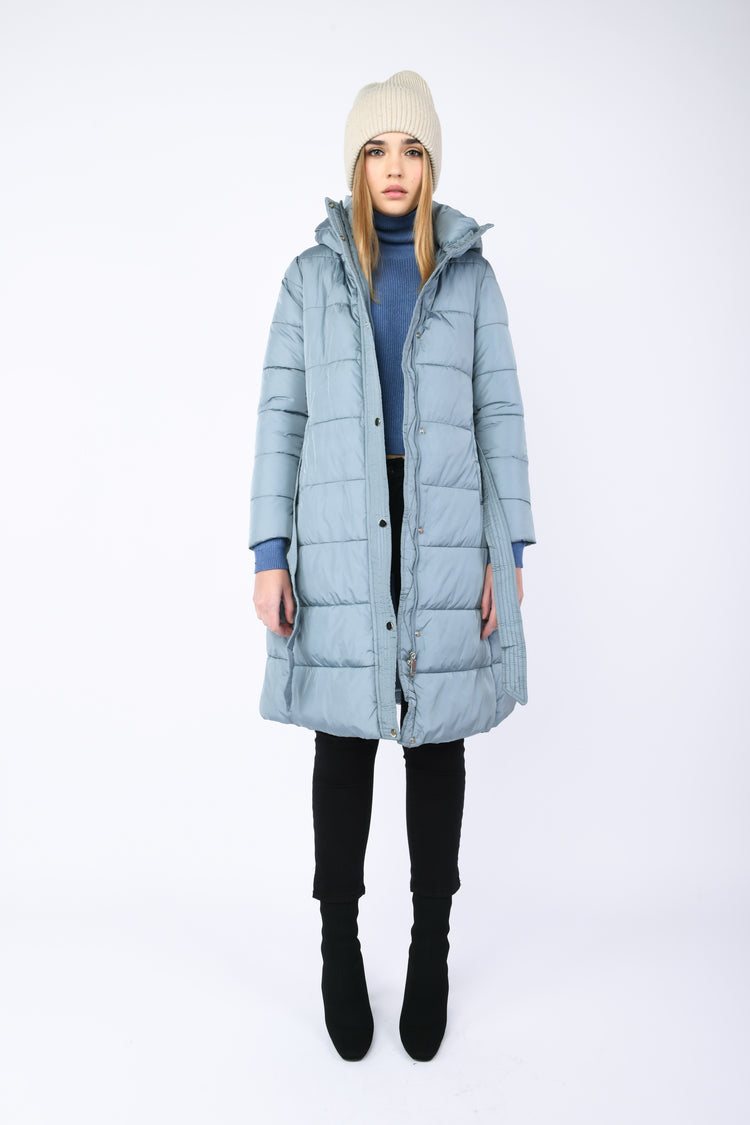 Piumino lungo con cappuccio e cintura
