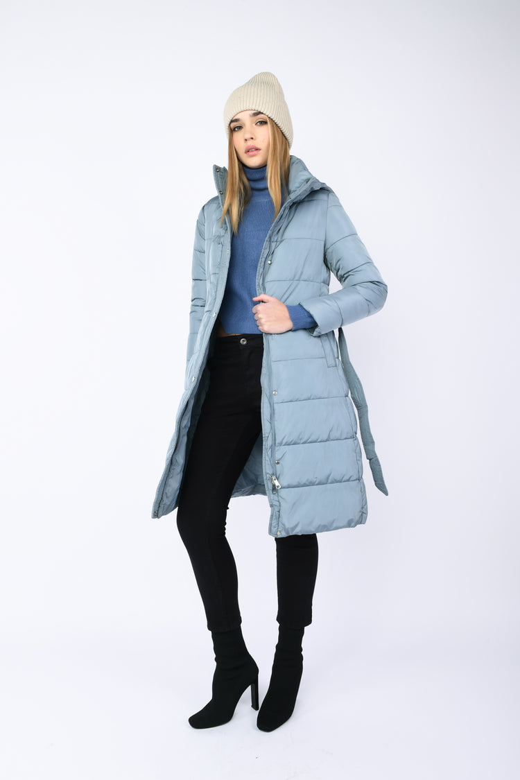 Piumino lungo con cappuccio e cintura