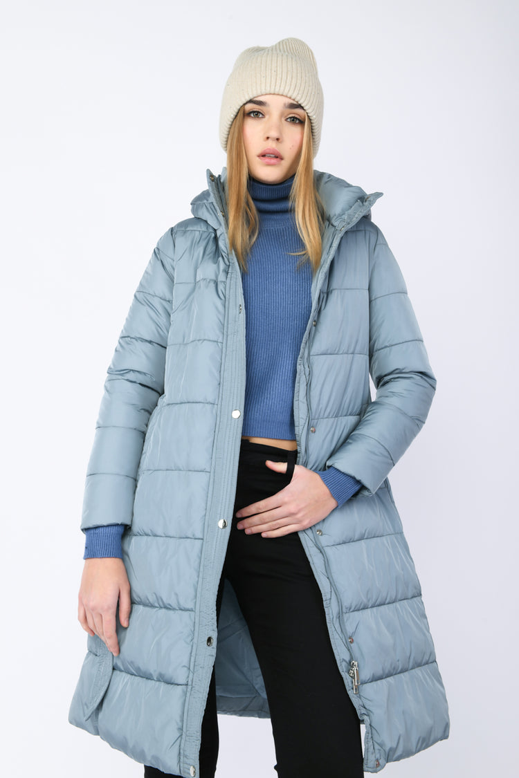 Piumino lungo con cappuccio e cintura