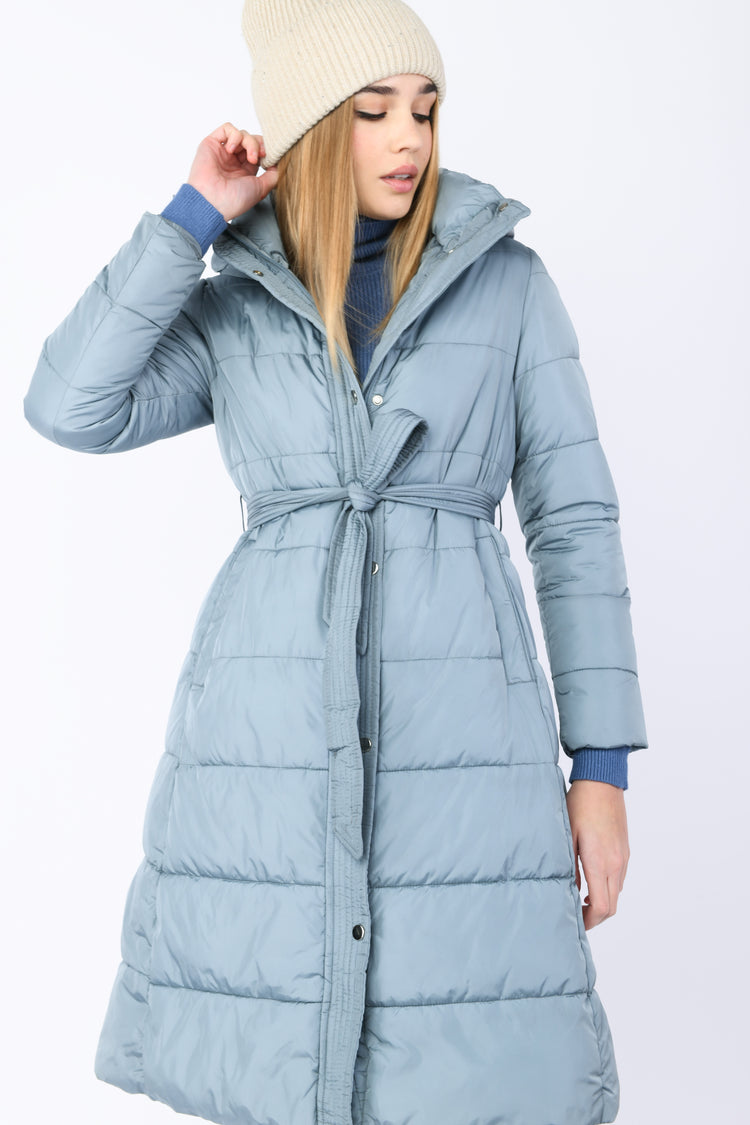 Piumino lungo con cappuccio e cintura