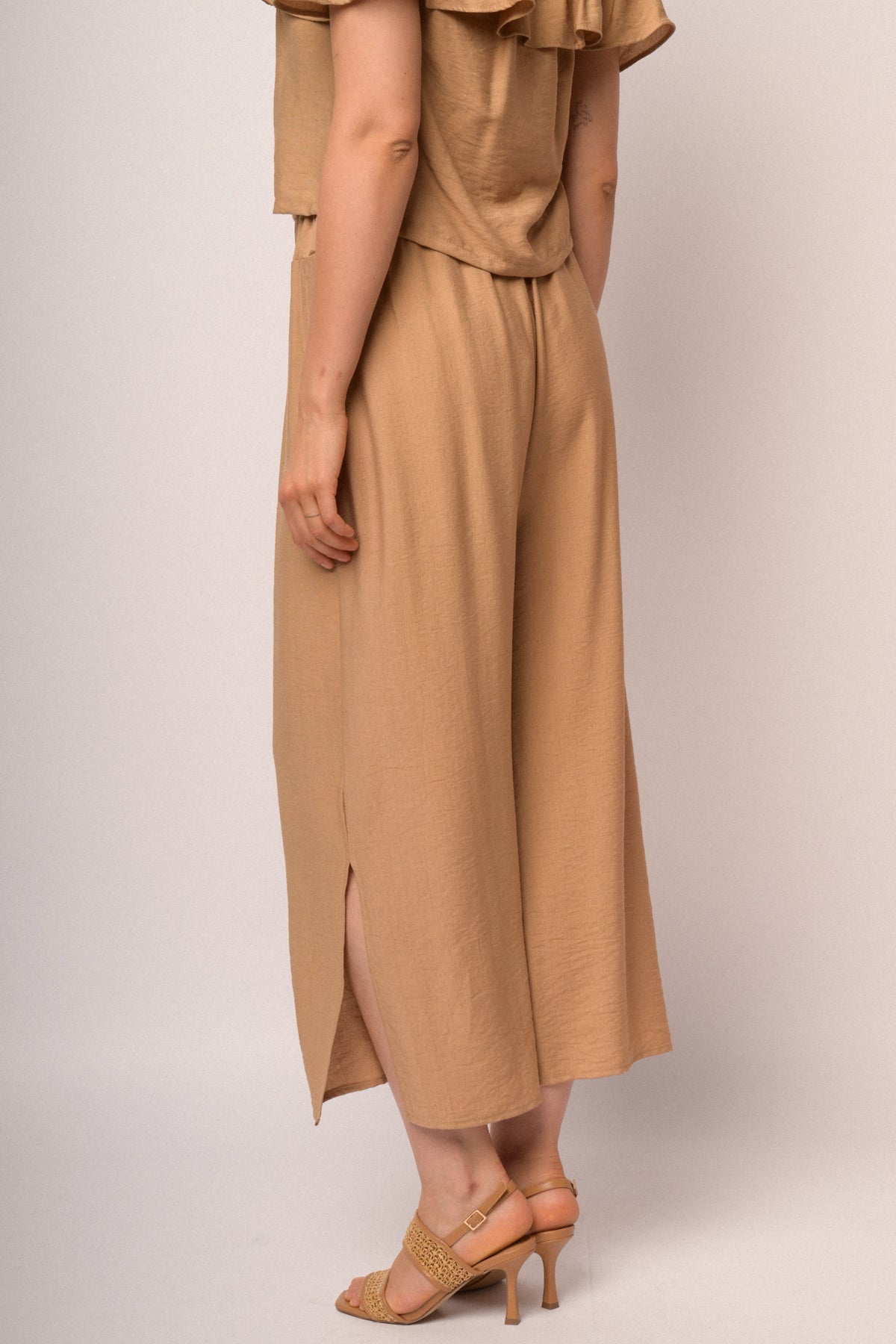 Pantaloni cropped cammello con spacco