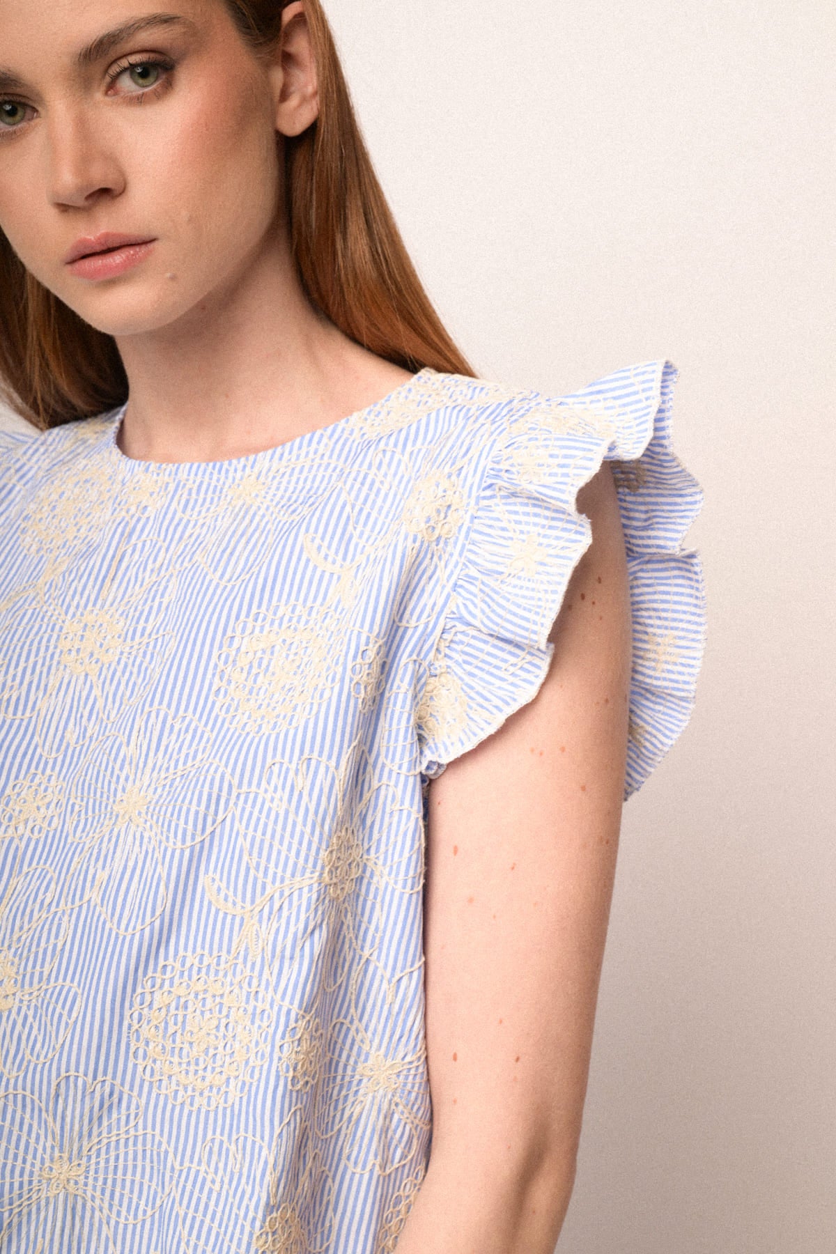 Top a righe azzurro con ricami floreali