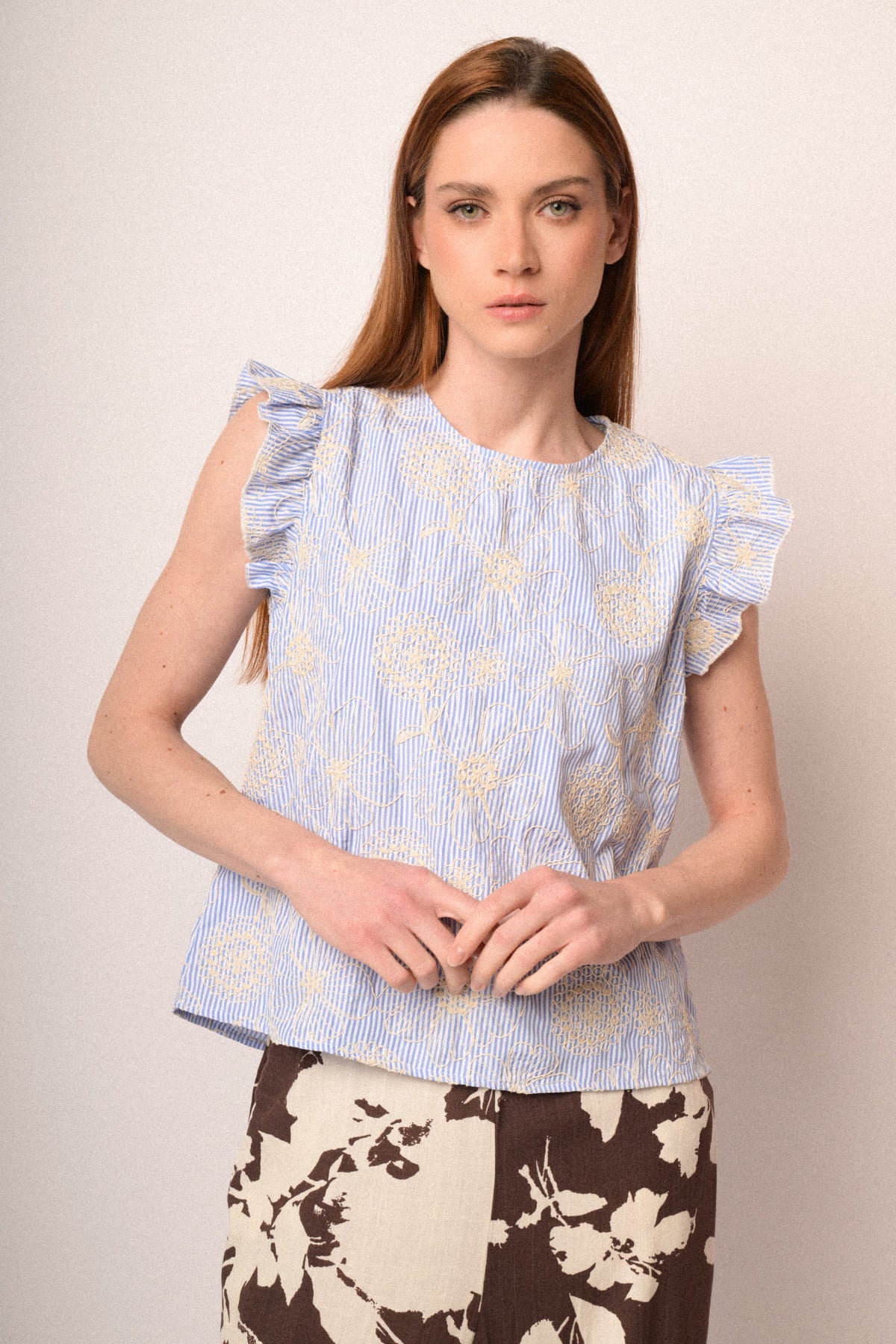 Top a righe azzurro con ricami floreali