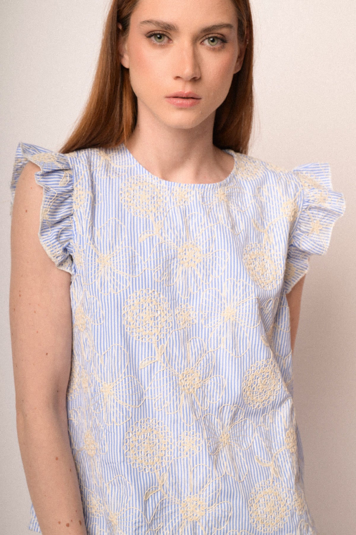 Top a righe azzurro con ricami floreali
