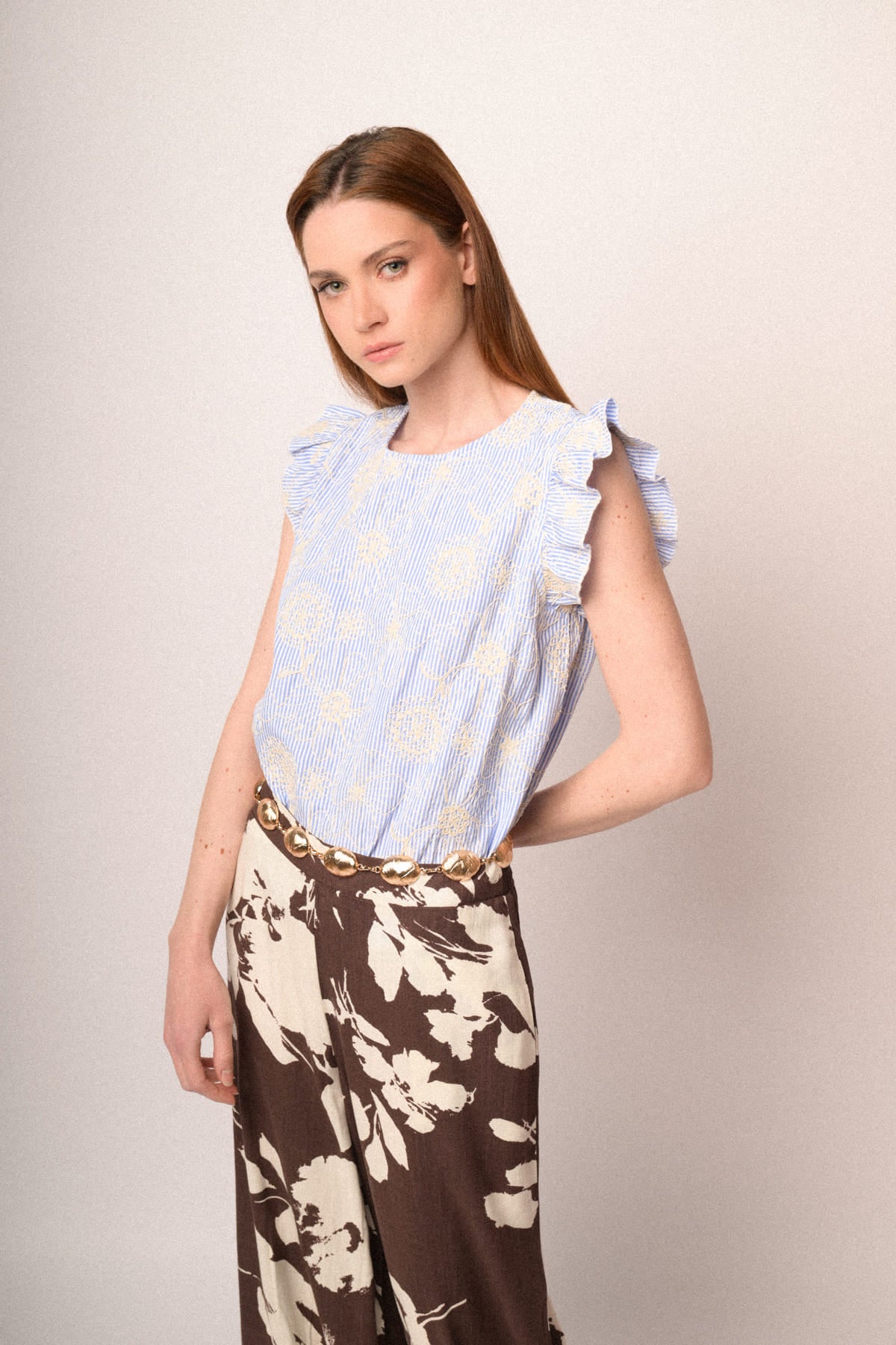 Top a righe azzurro con ricami floreali