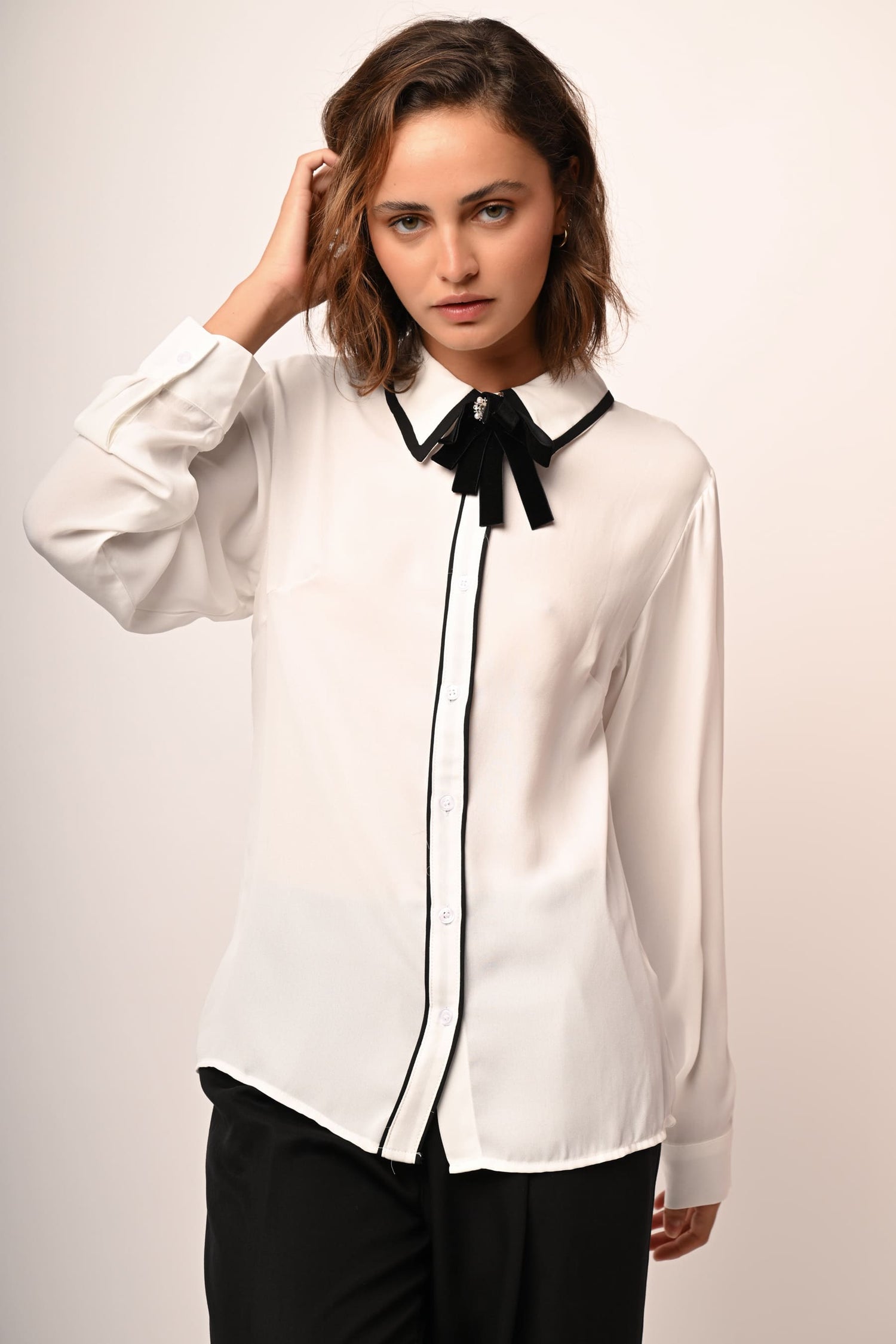 Camicia con fiocco e profili a contrasto – Nunalie