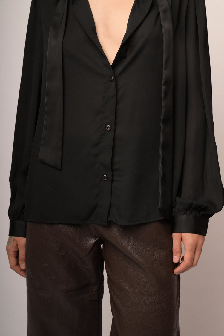 Camicia con cravatta lucida
