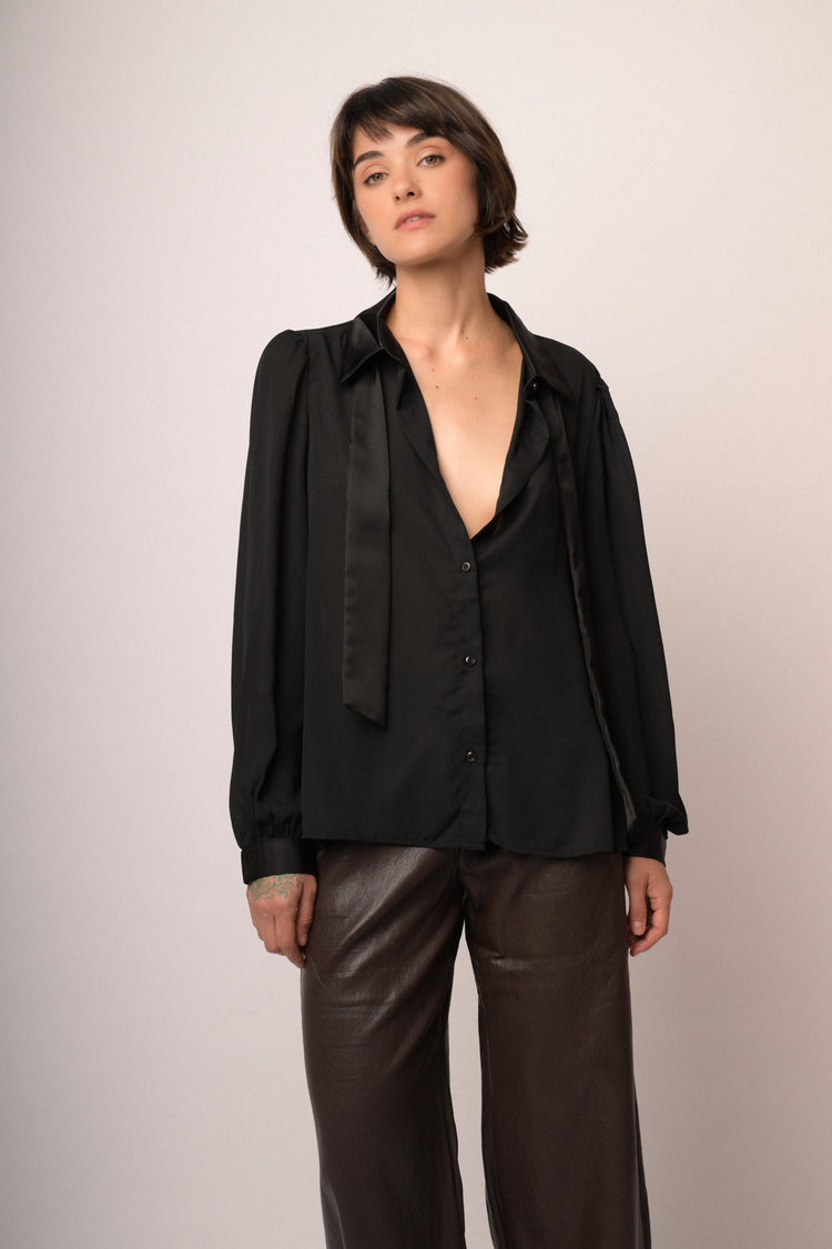 Camicia con cravatta lucida