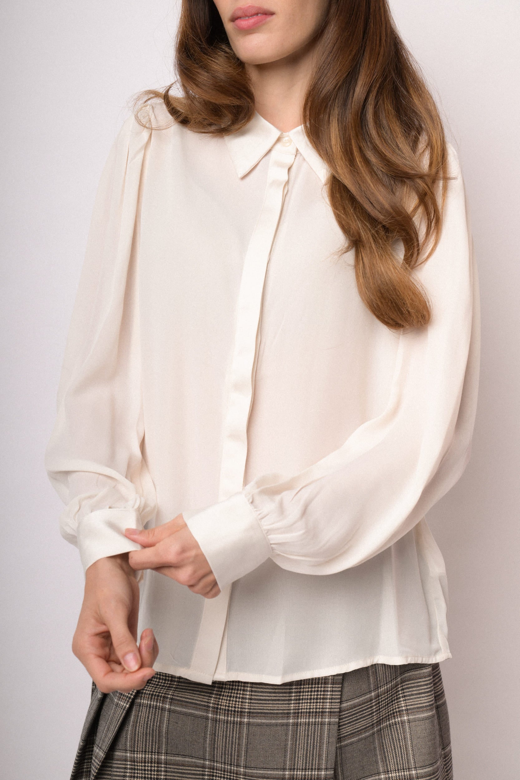 Camicia satinata avorio con fiocco