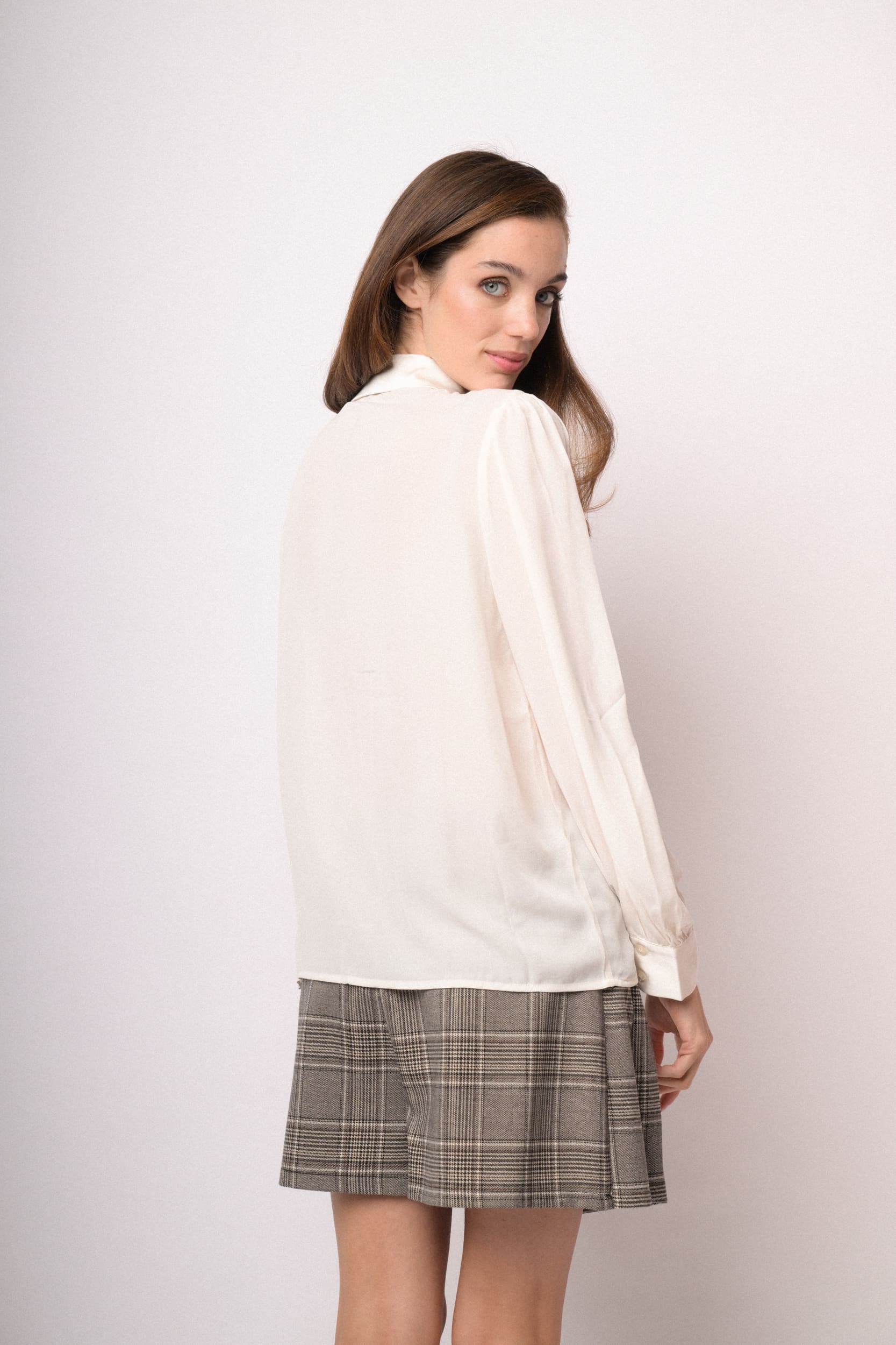 Camicia satinata avorio con fiocco