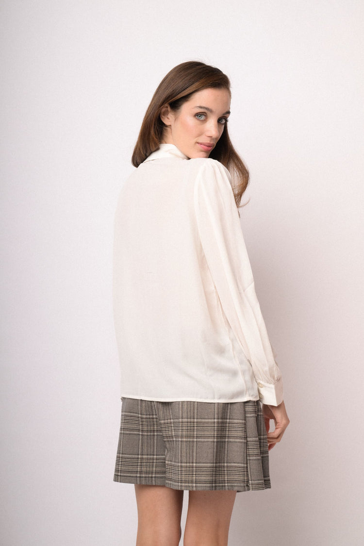 Camicia satinata avorio con fiocco
