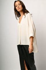 Blusa asimmetrica con scollo a V