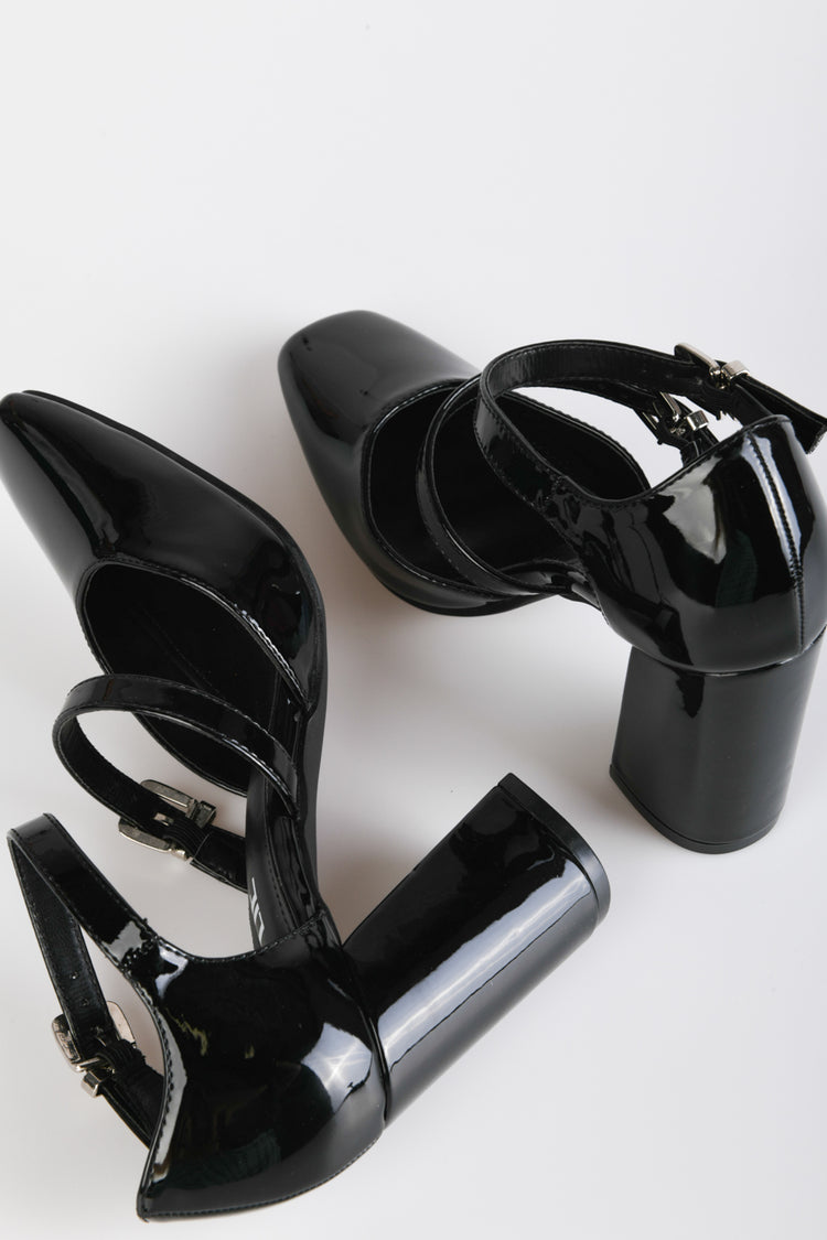 Décolleté in vernice con fibbie