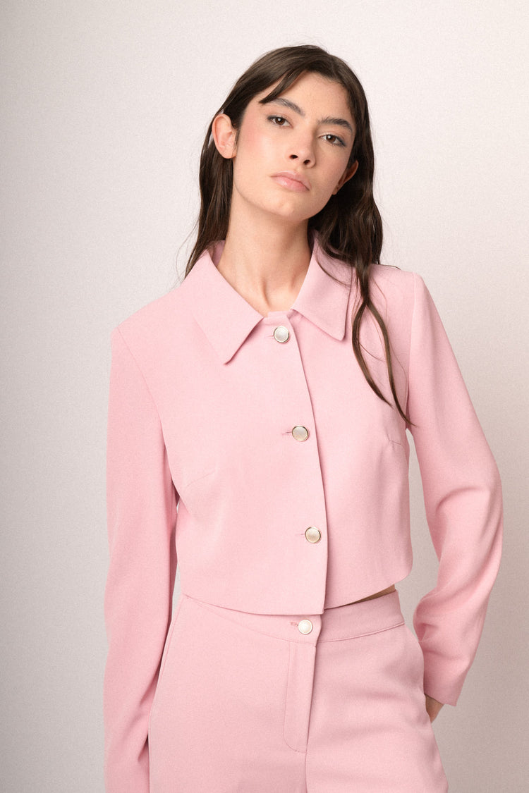 Giacca crop rosa con bottoni argentati