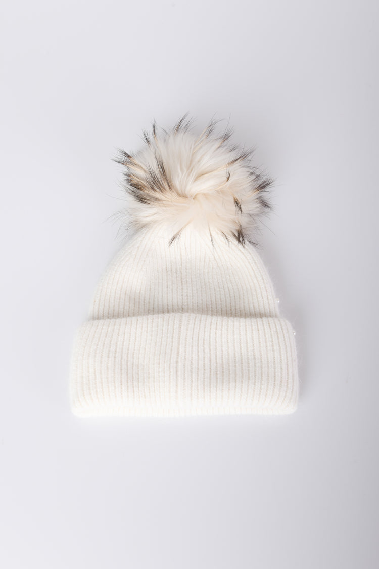 Berretto con pompon e perle