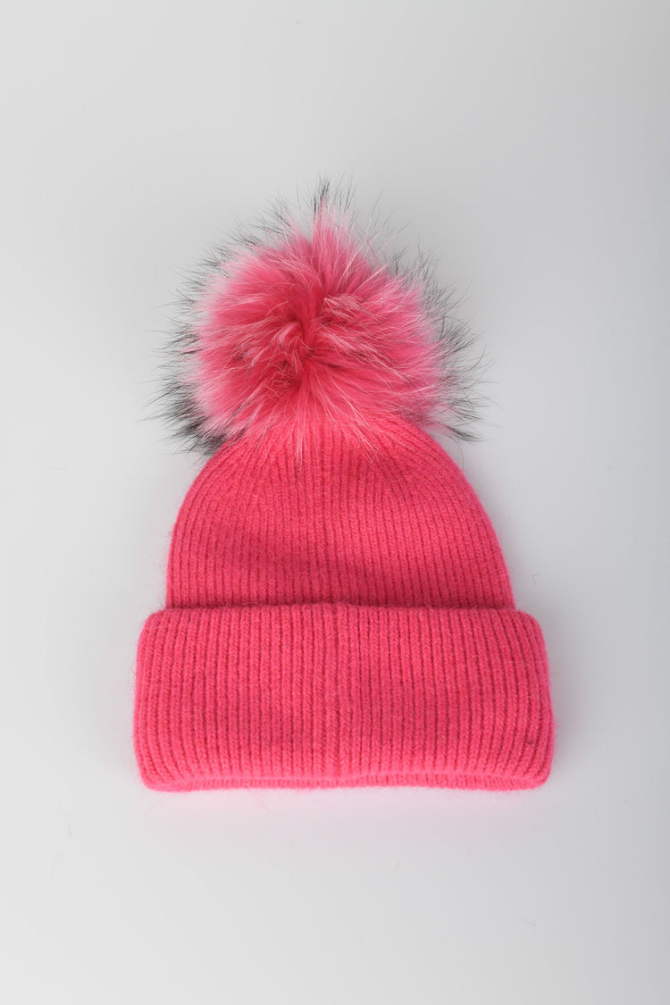 Berretto con pompon e perle
