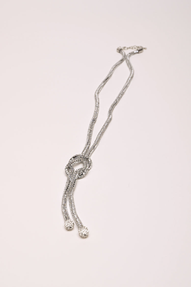 Collana lunga con strass e nodo
