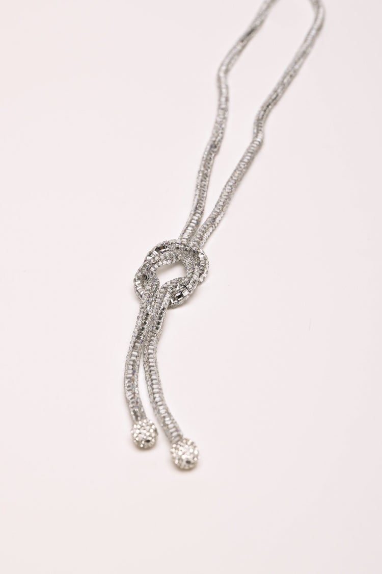 Collana lunga con strass e nodo