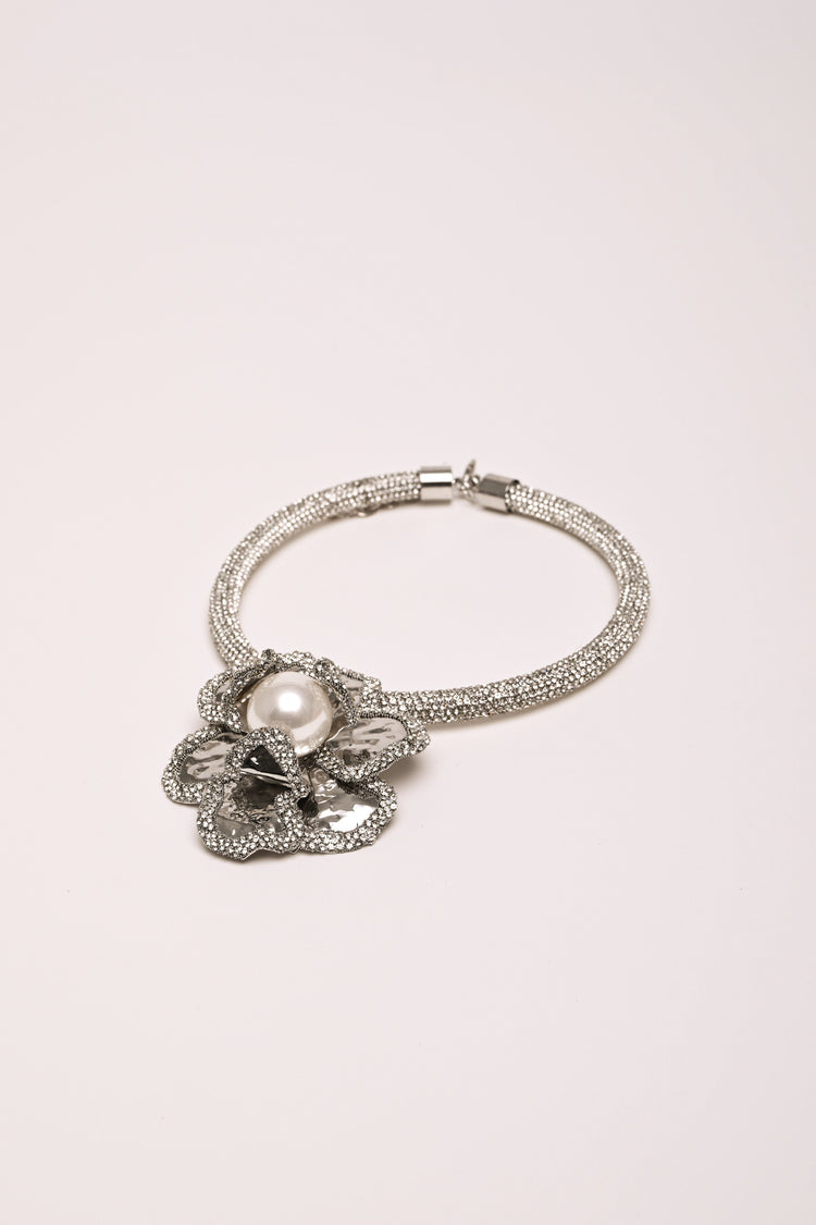 Collana con fiore macro e strass