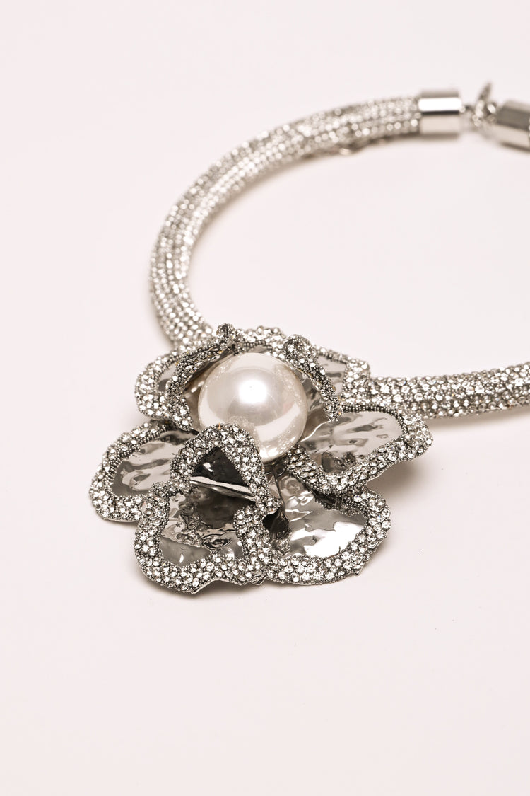 Collana con fiore macro e strass