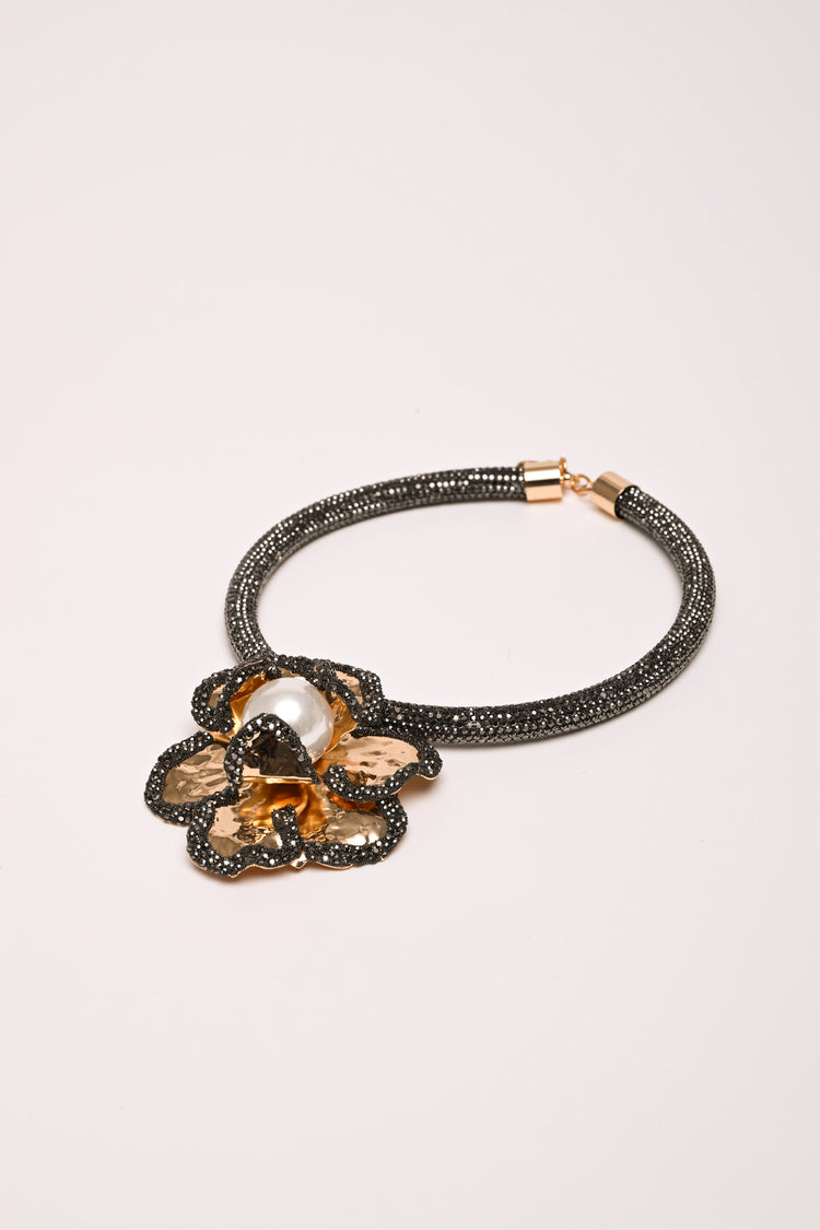 Collana con fiore macro e strass