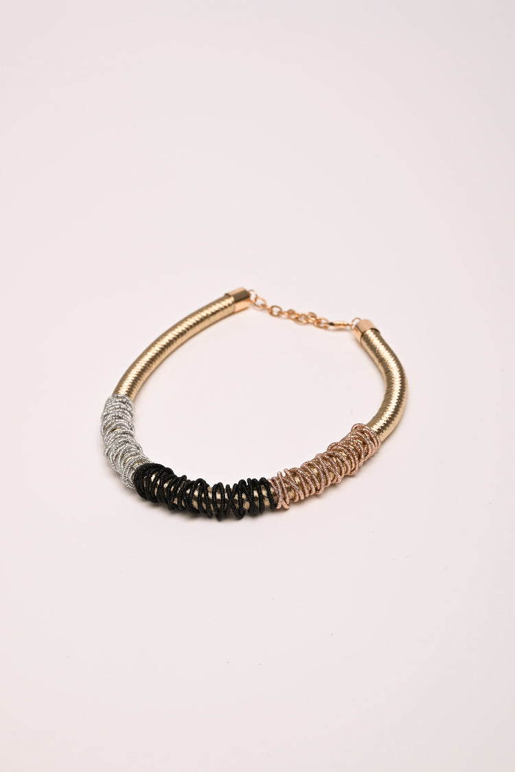 Collana tubolare con fili decorativi