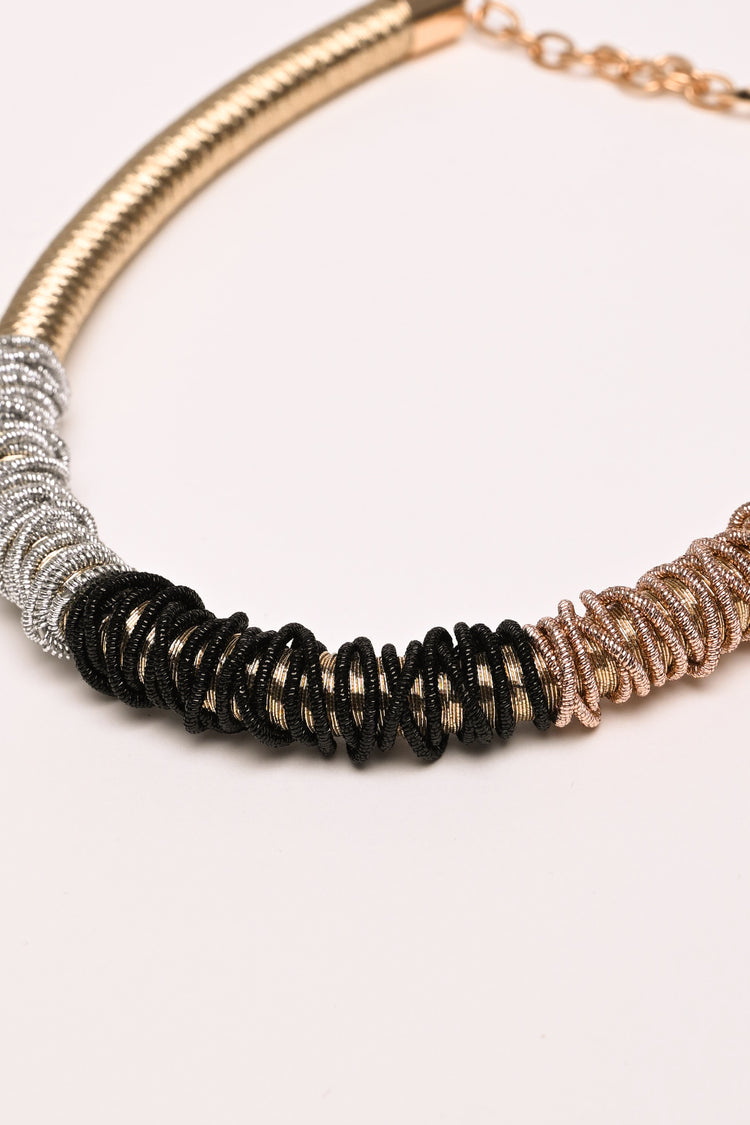 Collana tubolare con fili decorativi