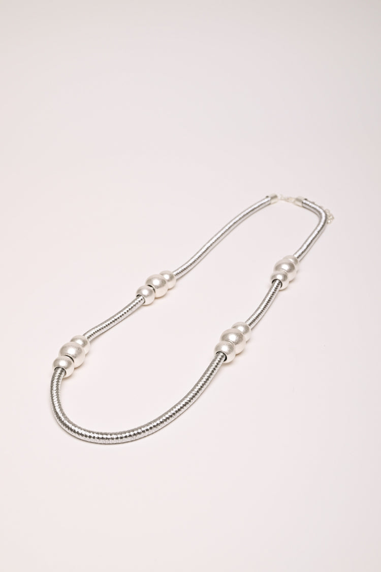 Collana lunga con perle