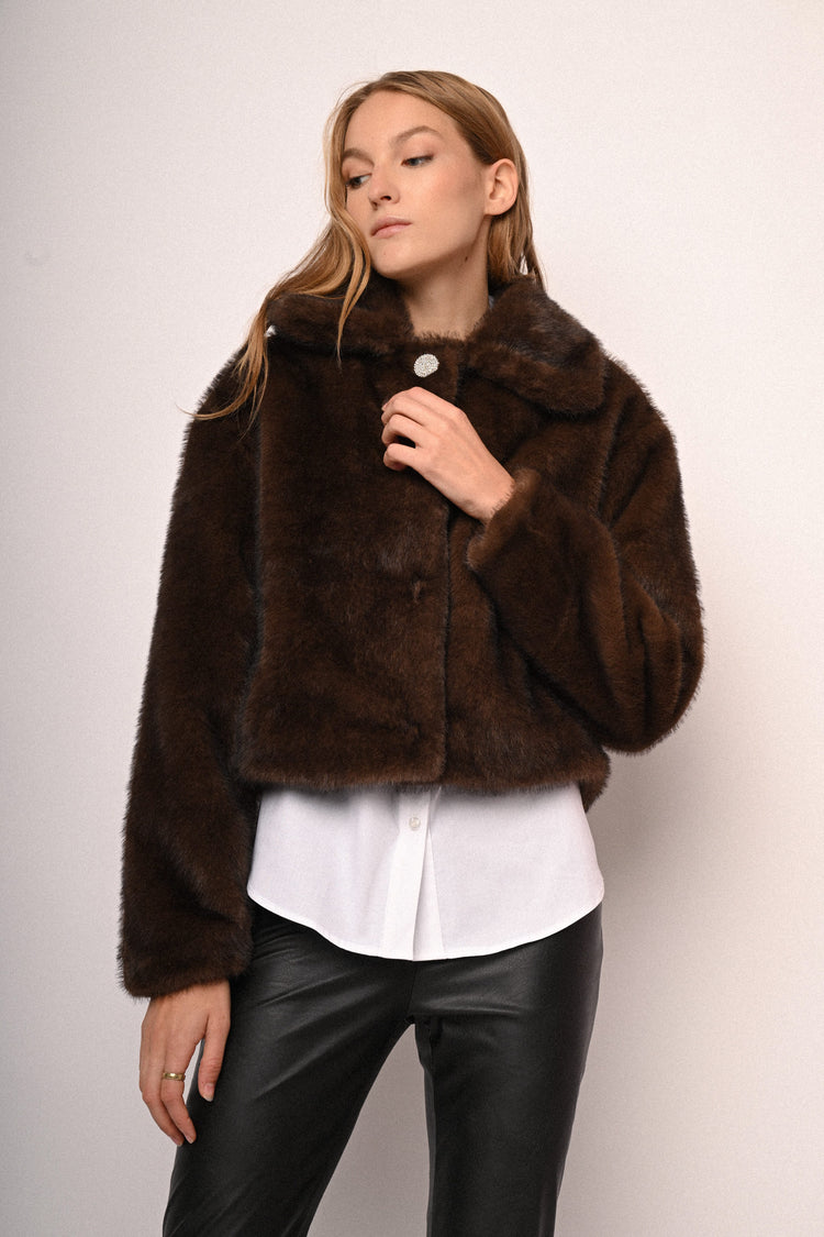 Giacca in faux fur con bottone gioiello
