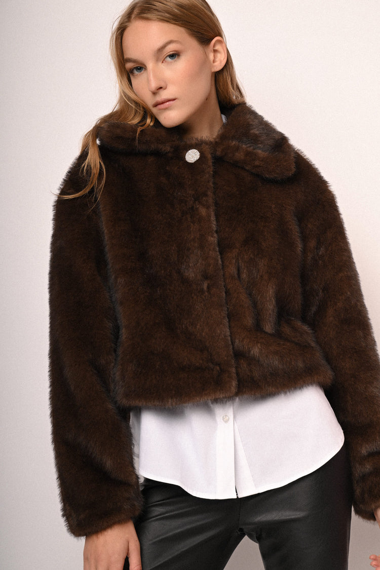 Giacca in faux fur con bottone gioiello