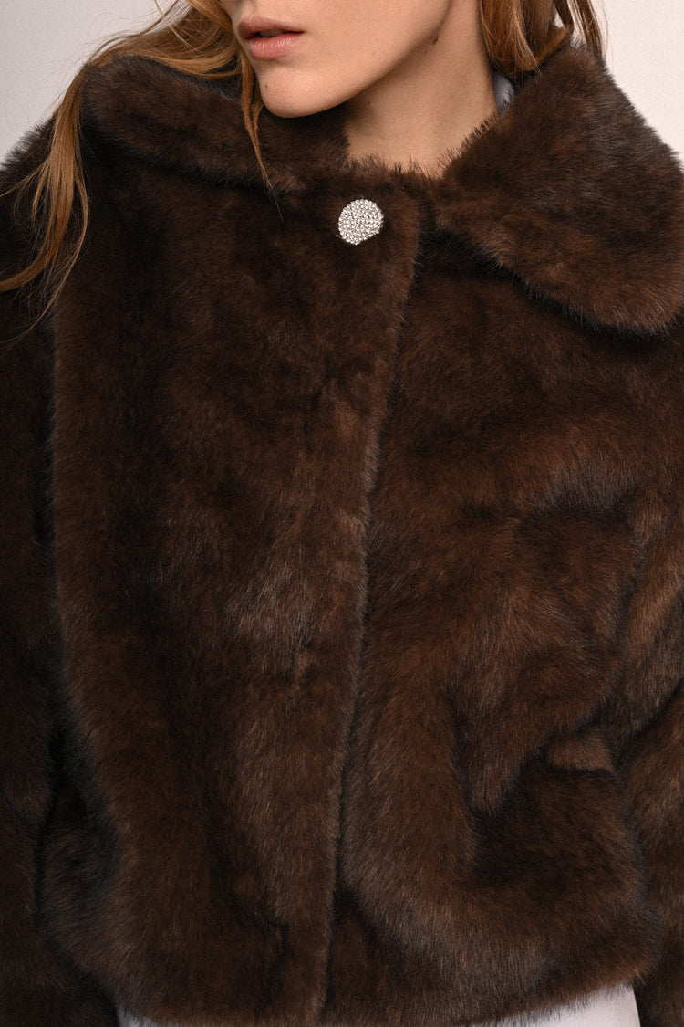 Giacca in faux fur con bottone gioiello