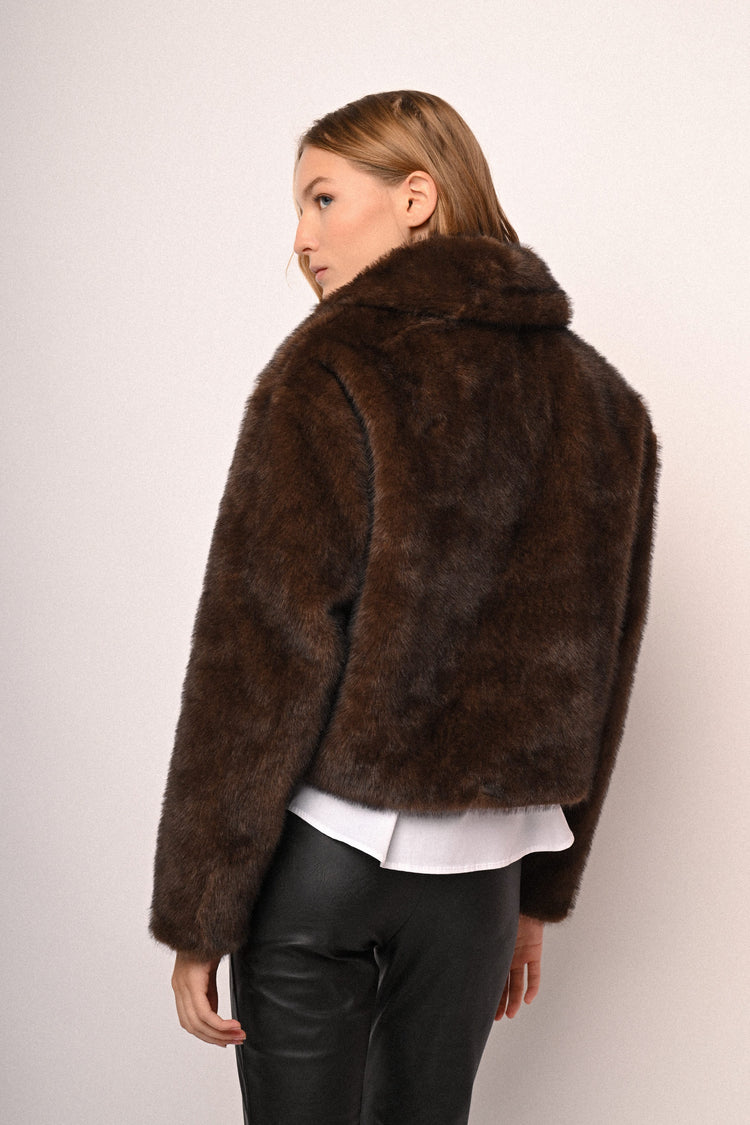 Giacca in faux fur con bottone gioiello