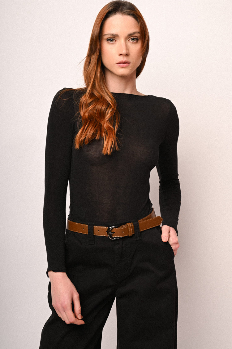 Top basic con scollo a barchetta