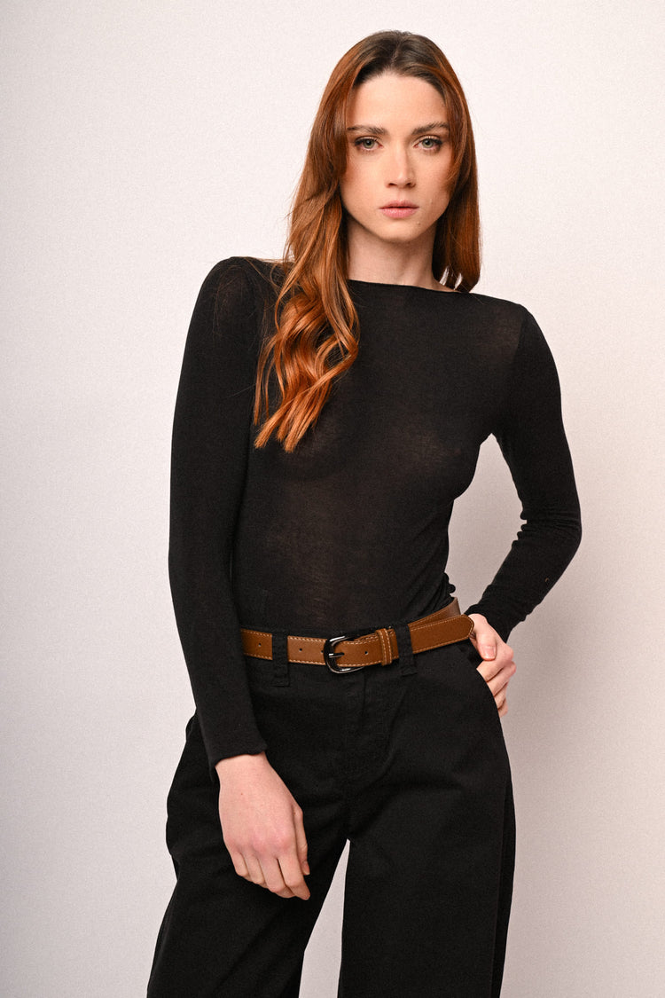 Top basic con scollo a barchetta