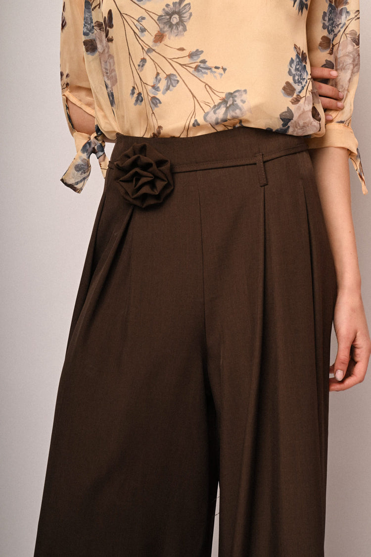 Pantaloni palazzo con pinces e rosa 3D