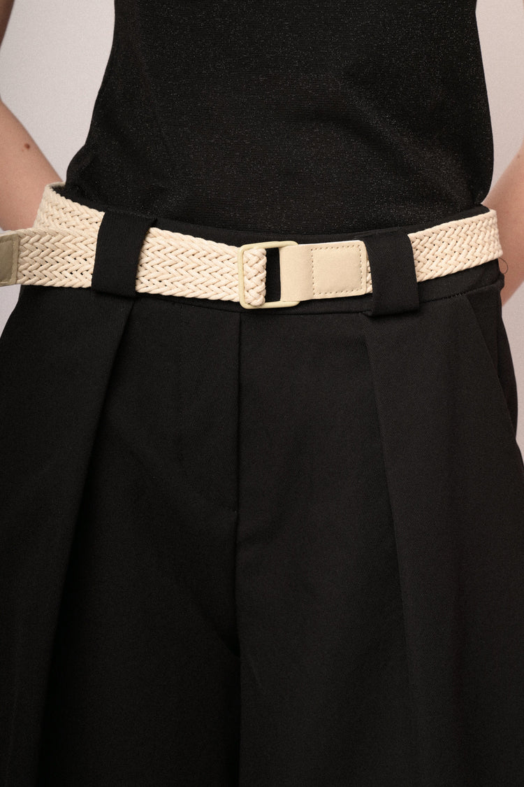 Pantaloni cropped con cintura