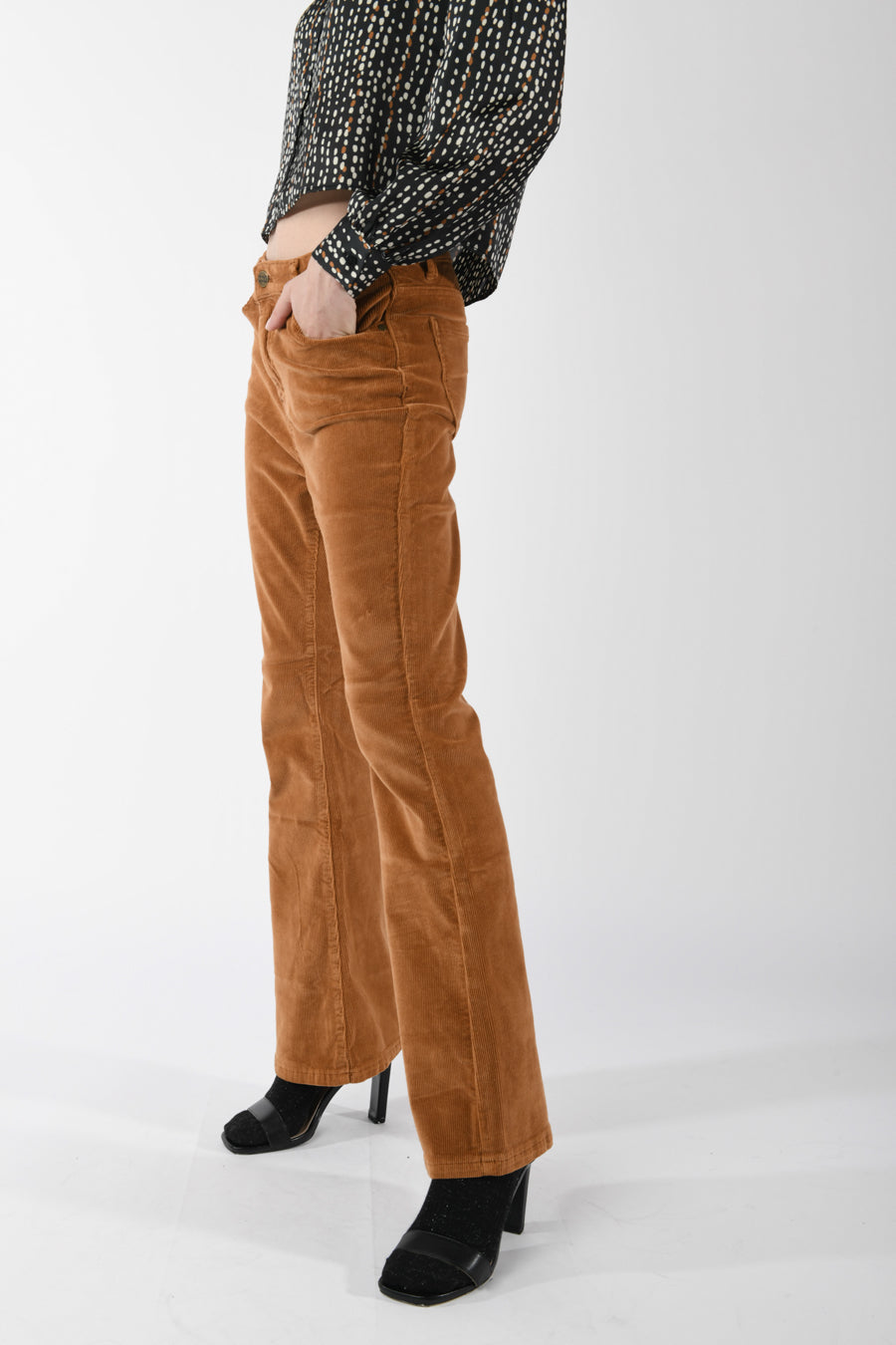 Pantaloni svasati in velluto a coste1